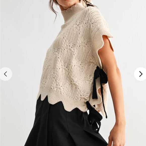 entro Sweaters - NWTs Entro scalloped sweater top with bows